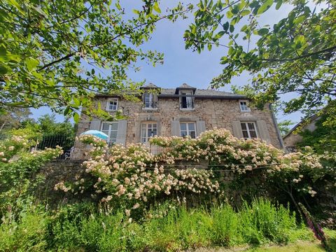A charming cottage with English charm, awaits you to put down your holiday suitcases, near the pretty village of Saint-Julien-aux-Bois. A wooded garden with many relaxation areas, a dominant view, and a cozy house in which you feel good. A pleasant b...