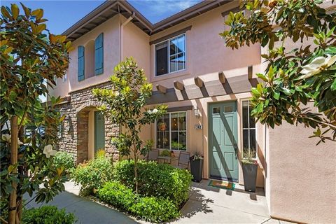 Fabulous Boho Chic townhome beckoning to buyers who want a space to entertain in, cook in, or just play in the spacious backyard! Spend your Summer at the lake, located just a couple miles away for swimming, boating, paddle boarding, fishing and conc...