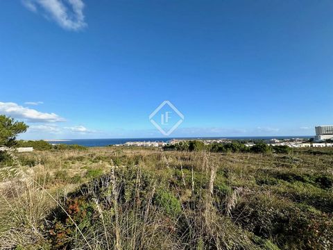 Lucas Fox presents this 1,218m² plot with distant sea views located in the exclusive residential development of Coves Noves in the municipality of Es Mercada, Menorca. Ideal for developing a single-family home. It has all the necessary amenities , in...