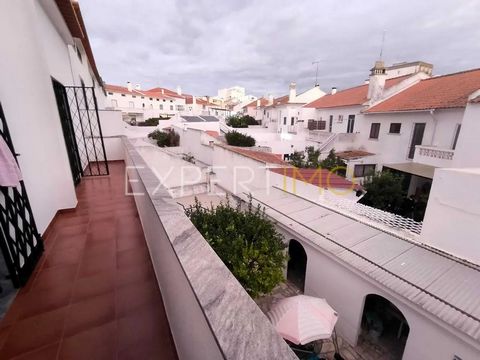 Moradia T4, em bom estado de conservação, situada no centro de Beja, com garagem ampla e logradouro com anexos. Este imóvel destaca-se pelas suas boas áreas, funcionalidade e localização privilegiada, proporcionando o conforto para que procura um imó...