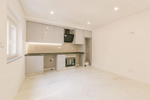 Descubra este moderno apartamento T2, situado num edifício completamente renovado em 2024! Localizado no 1º andar, esta é a oportunidade ideal para quem procura o conforto de um lar totalmente novo e equipado. Características do Imóvel: Área Total: C...