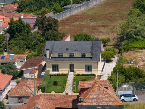 Descubra esta magnífica moradia T4 em Esmoriz, Ovar, com uma área generosa de 355.6m². Com 4 quartos e 4 casas de banho, esta propriedade de 4 frentes, destaca-se pela sua excelente exposição à luz natural e localização privilegiada, ideal para famíl...