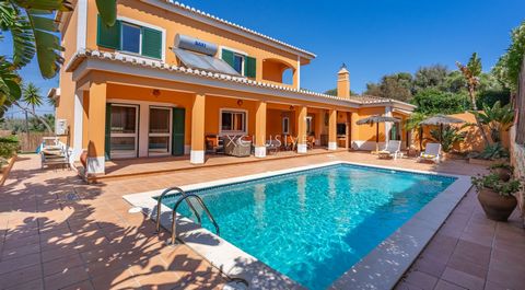Deze prachtige villa in uitstekende staat, gelegen op slechts 2 km van het strand van Alvor met diverse golfbanen in de buurt, bestaat uit twee verdiepingen, de onderste met een zeer lichte en ruime woonkamer met open haard en grote ramen met prachti...