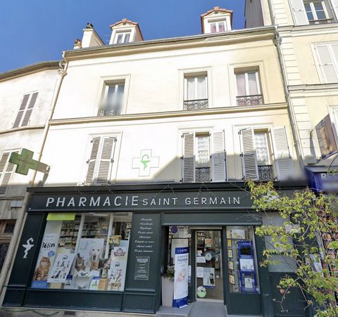 À Vendre : Appartement T2 35 m2 / 46 m2 - Fontenay-sous-Bois Village Description : Appartement T2 de 35 m2 surface carrez 46 m2 suface au sol situé au 3ème étage sur 3. Appartement traversant, très dégagé, orienté EST - OUEST et très lumineux, Idéale...