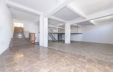 Excelente espaço comercial com uma área total de 300m² na Calçada dos Barbadinhos! Espaço comercial dividido em dois pisos, com luz natural e muito potencial! Área bruta privativa: 76m² no R/C Ao nível do R/C existe um espaço de entrada, duas instala...