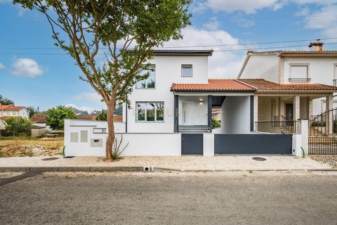 Imagine viver a poucos minutos do centro de Pombal, numa moradia moderna, nova e cuidadosamente projetada para oferecer o máximo de conforto e funcionalidade. Esta residência combina qualidade de construção superior, com acabamentos de alto padrão e ...