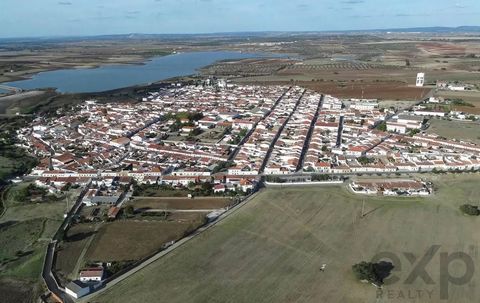Descubra a sua nova moradia numa localização encantadora em Beringel, Beja, Portugal! Esta moradia usada oferece uma oportunidade única numa vila alentejana muito tranquila. Composta por 4 quartos e 2 casas de banho, 1 cozinha, 1 sala, 1 salão, janel...