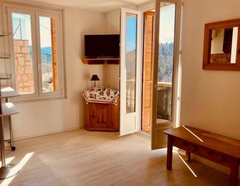 Schöne Wohnung mit einer Fläche von 40 m² mit herrlichem freiem Blick, im Herzen des Dorfes Evisa, besteht aus einer zum Wohnzimmer hin offenen Einbauküche, einem Schlafzimmer, einem Badezimmer und einer Terrasse. DPE: Klasse C / GHG: A. Geschätzter ...