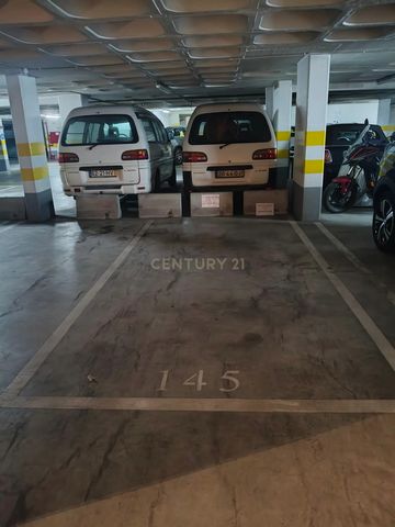 Descubre esta excelente oportunidad de adquirir una plaza de aparcamiento casi nueva en el corazón de Lisboa. Con un precio atractivo de 19.900, esta propiedad de 15m² es ideal para quienes buscan comodidad y seguridad en su día a día. La plaza cuent...