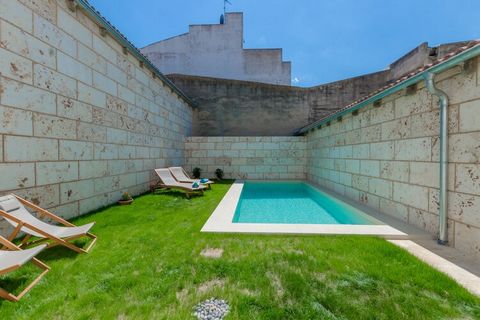 En el patio de esta estupenda casa de pueblo podrán pasar agradables momentos gracias a una estupenda piscina privada de cloro, con 6.3 m x 2.7 m y con una profundidad de 1.35 a 1.7 m. A su alrededor, tienen varias tumbonas sobre una zona de césped, ...