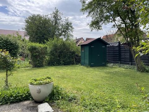 Dit kleine huis maakt je enthousiast. Het ligt als een klein juweel op de tweede rij, vanaf het pad ervoor zou je niet vermoeden dat hier zoiets moois verborgen zit. Het is een halfvrijstaande woning met echt een geweldige tuin. De tuin heeft een afm...