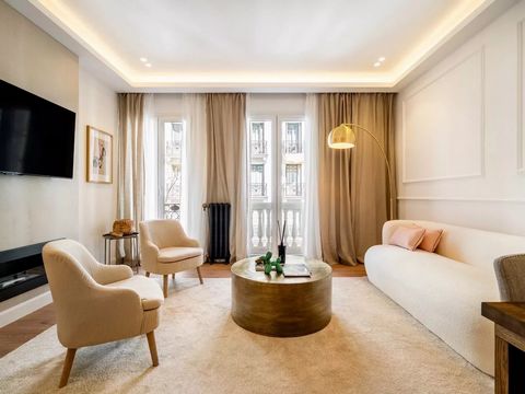 BARNES Madrid verkoopt dit exclusieve appartement van 85 m² in de prestigieuze wijk Recoletos, gelegen in het Salamanca-district. Het bevindt zich op de derde verdieping van een statig gebouw met lift en combineert de klassieke charme van de buurt me...