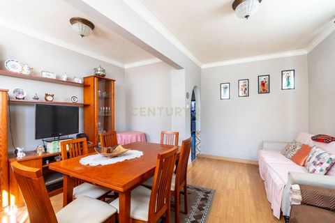 Apresentamos este encantador apartamento T1+1 com 62m2 +32m2 de terraço , ideal para quem procura viver no coração de Odivelas, com todas as comodidades à porta e excelentes acessos à cidade de Lisboa. Este apartamento localizado na cave de um prédio...