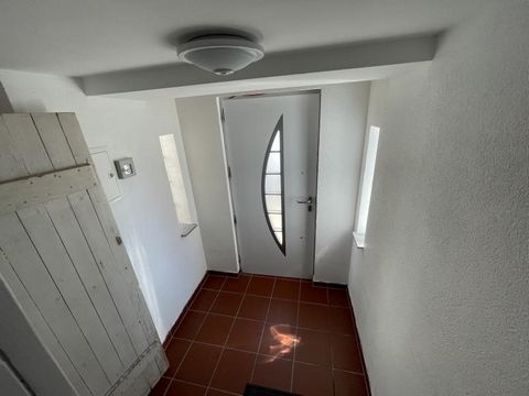 Hier is een geweldige kans in Erkenbrechtsweiler, hetzij voor eigen gebruik, hetzij als een lucratieve kapitaalinvestering met een rendement van ten minste 5,8%. Deze 3-gezinswoning is gelegen in het historische biosfeergebied. Op een steenworp afsta...
