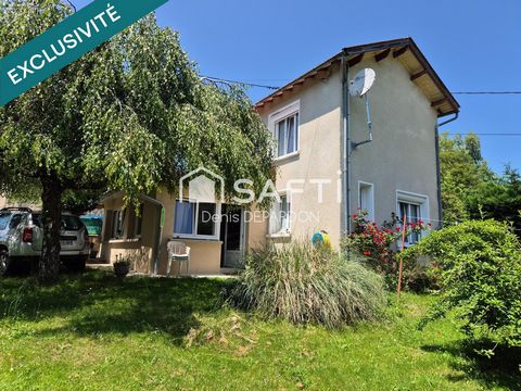 Belle maison avec jardin arboré.