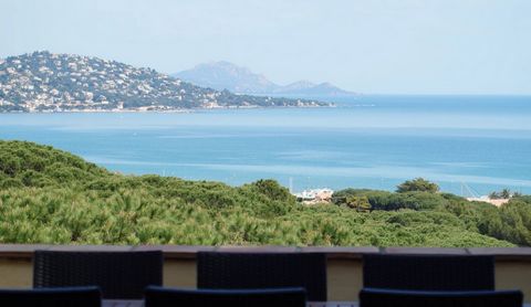 Gelegen tussen het strand van La Nartelle en les Sardinaux Point in Sainte-Maxime, in een rustige omgeving op slechts 1 km van het strand, biedt dit aantrekkelijke Provençaalse huis een prachtig uitzicht op de zee en de kust van de Var.Met ongeveer 1...