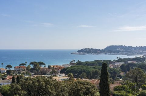 Provençaalse verhoogde villa in Cavalaire met een zee van 180 graden, op het zuiden, met uitzicht vanaf Gigaro naar de haven van Cavalaire. Ideaal gelegen op 350 meter van het strand in een zeer gewild privédomein in Cavalaire, is deze villa ongeveer...