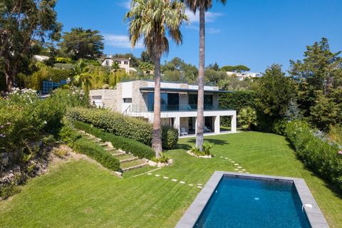 Nichée dans un environnement verdoyant, cette somptueuse villa contemporaine offre une vue mer panoramique jusqu’au Cap d’Antibes. La propriété bénéficie de matériaux de haute qualité. Joliment décorée avec des finitions modernes, la villa comprend :...