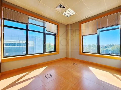 Apresentamos um espaço de escritórios com 338m2, constituído por 5 frações autónomas em venda conjunta, na prestigiada localização da Quinta da Beloura, em Sintra. Funcional escritório, em 2.º andar, constituído por 14 salas passíveis de utilização i...