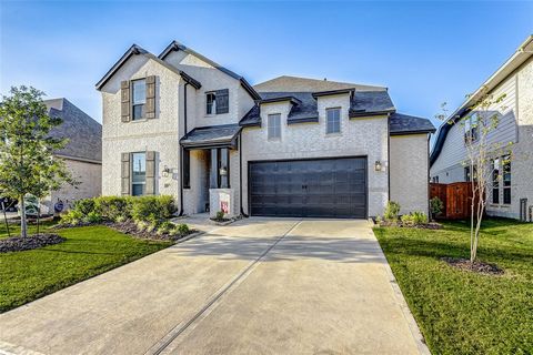 Mis deze ongelooflijke luxe kans niet tegen een onverslaanbare prijs. 24910 Hibiscus Garden Way loopt over van high-end upgrades en gebouwd volgens nieuwe overstromingsnormen. Deze plattegrond van Highland Homes Cambridge met 5 slaapkamers en 5 badka...