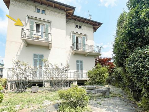 Dit appartement te koop is gelegen in Verbania en heeft geen condominiumkosten. De accommodatie is als volgt verdeeld over 2 niveaus: - Op de 1e verdieping is er een entree, een open keuken en woonkamer, 1 slaapkamer, 1 werkkamer die gebruikt kan wor...
