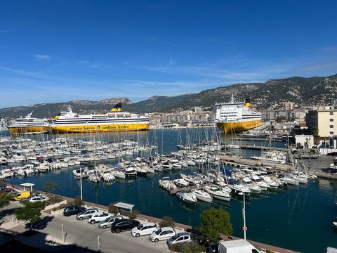 BAISSE DE PRIX !!!!!! BELLE VUE MER Appartement T3 80 m2 , spacieux et lumineux avec ascenseur, situé au port de plaisance, stationnement privatif possible