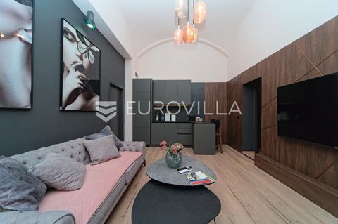 Osijek, City Center,Street-Level Commercial Space & Modern Apartment for rent/sale, 112 m², Excellent Business OpportunityA unique opportunity in the very heart of Osijek! This multifunctional property with a total area of 112 m² is available for ren...