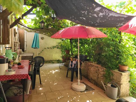 Situé sur les hauteurs, dans un charmant village (école primaire, marché), à 9 km de Labastide Murat. Sur un terrain de plus de 700 m² clôturé, doté d'un jardin potager avec fruitiers ; esplanade pour accueillir famille et amis. Au delà du jardin s'o...