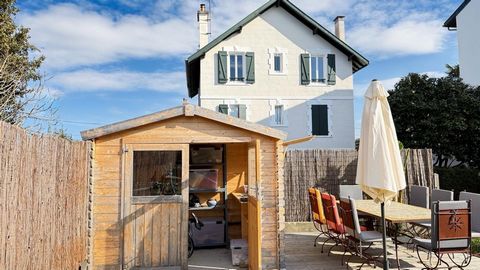 Op de 2e en bovenste verdieping van een klein, goed onderhouden appartementencomplex, zult u gecharmeerd raken van dit duplexappartement, volledig gerenoveerd door een architect, in het hart van het Parc d'Hiver. T3 bis: bestaande uit een entree met ...