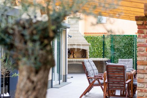 Location: Primorsko-goranska županija, Malinska-Dubašnica, Malinska. Island of Krk, Malinska, furnished apartment with a garden and sea view, newly renovated! Apartment for sale with an area of ​​102.37 m2, which on three floors contains a living roo...