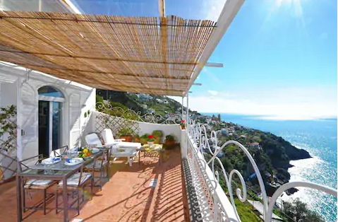 Situated on a prime location between Positano and Praiano, with stunning sea view and views of the town of Positano in the distance, charming home part of a large villa divided into 2 self-contained residences. The property for sale is on the first f...