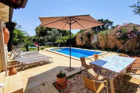 Deze gezellige villa ligt in Šišan, in Kroatië. Er zijn 5 slaapkamers waar in totaal 9 personen kunnen overnachten, ideaal voor een vakantie met vrienden of familie. In de tuin ligt een heerlijk zwembad waar je lekker kunt afkoelen. Deze villa ligt i...