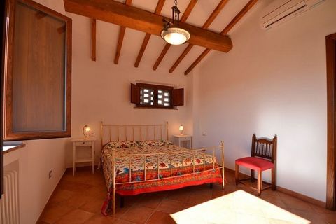 Located in Peccioli, this cozy holiday home is perfect for a weekend getaway. It has 3 bedrooms and can accommodate up to 9 guests, be it a large family or a group of friends. A private swimming pool is in place for you to unwind and relax after a lo...