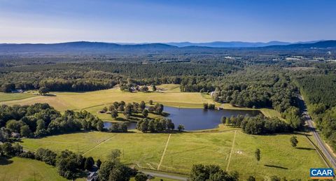 Erschwingliche 4,5 Hektar Hausfläche mit Teich und pastoralen Blick nur 10 Minuten von der Innenstadt von Charlottesville. Zusätzliche Fläche verfügbar.
