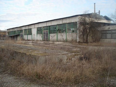 GRUNDSTÜCK befindet sich im Industriegebiet der Stadt Smolyan. Novi Pazar. Das Grundstück hat eine Fläche von 6738 qm. Auf dem Grundstück befindet sich ein massives Stahlbetongebäude mit einer Fläche von 922 m². Die Fläche des Gebäudes ist in ein Bür...