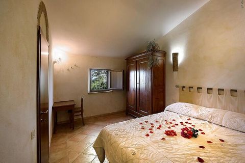 Esta casa de campo de 1 dormitorio en Castel del Piano puede albergar 2 personas y ofrece vistas panorámicas de los alrededores. Ideal para una pareja, cuenta con una piscina compartida y un jardín compartido para una encantadora experiencia de vacac...