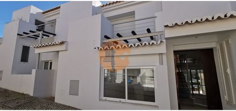 2 bedroom villa totally renovated, located in Carvoeiro in a quiet area where the single-family housing predominates, with easy access (car and pedestrian) This friendly villa has plenty of natural light due to its original architecture. At the entra...