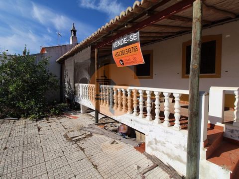 House to remodel with river view. Fantastic villa with stunning views over the Guadiana River, with 2 bedrooms, kitchen, 2 toilets and a patio with 100m2 to enjoy. Come visit without compromise. Energy Rating: E #ref:CS-MOR-88370