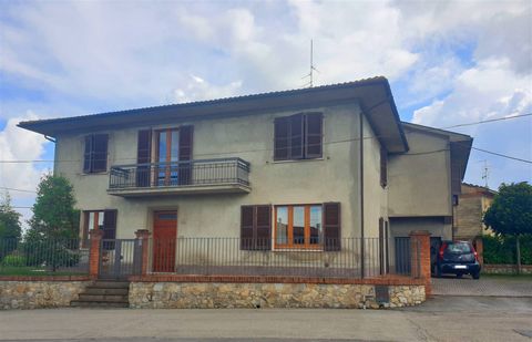 CHIUSI (SI), Loc. Montallese: Independent house on two levels of approximately 300 sqm plus attic, comprising: * Ground floor: entrance, living room with fireplace, kitchen, hallway, storeroom. * First floor: hallway, large living room with two terra...