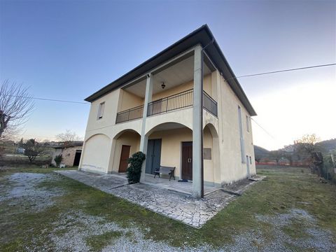 SINALUNGA (SI), loc. Scrofiano: detached house of 353 sqm on two levels composed of: * Ground floor: porch, two rooms used as cellar, garage and former stable; * First floor: flat with entrance, living room with terrace, kitchen, dining room, hallway...
