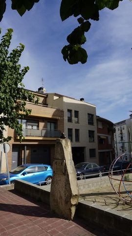 Este dúplex con terraza es una gran oportunidad de inversión, una primera vivienda ideal, como lo son muchas propiedades de procedencia del SAREB.El edificio de 2009 en estado de uso se encuentra en Sant Maura, que forma parte de Santa Marguerida de ...