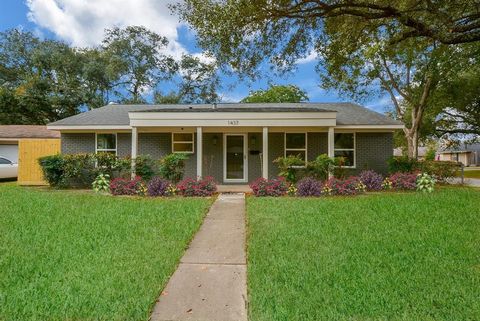 Close to I-10, Beltway 8/Memorial City/City centre. You have lots of upscale shopping & dining within close proximity. Your Home was fully renovated, including all electrical, plumbing, flooring, windows, all quartz countertops, new stainless steel a...