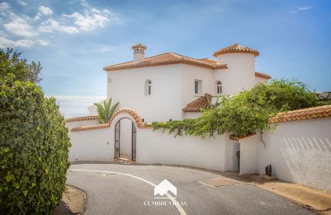 Zonnige villa van 433 m2 in een rustige omgeving van Monte de Los Almendros in Salobreña aan de Costa Tropical. Het werd hervormd in 2016 en is gebouwd op een omheind perceel van 1200 m2. De villa is verdeeld over drie verdiepingen, met een voetgange...
