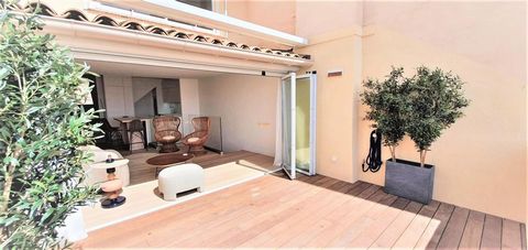 Cannes, facing the old port, on the last floor, splendid apartment completely renovated comprising a living room with open plan kitchen opening onto a beautiful south-facing terrace with magnificent sea and port views. it consists of 3 bedrooms inclu...