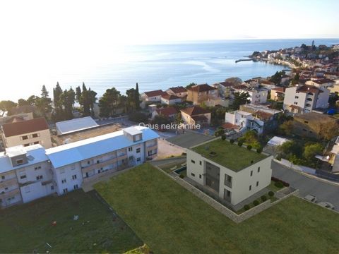 -Gradac, Makarska Riviera Urban villa for sale with a beautiful view in an attractive location only 150m from the sea. It consists of a basement garage and two residential units. Each apartment has three bedrooms, three bathrooms and a covered terrac...