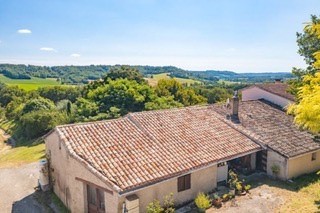 Exclusivity. Perfectly located south facing with views and quiet property with 2 houses. Penne d'Agenais 15 minutes, Laroque Timbaut 10 minutes, Roquecor 5 minutes, Agen 25 minutes. Comprising a contemporary house totally in very good condition in 20...
