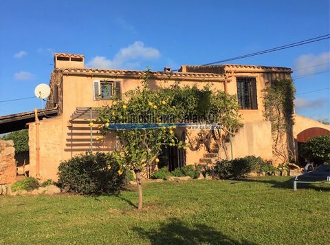 Perfect village house with touristic rental license found on a little country road on the outskirts of Calonge built on a plot of 1.000 m2 surrounded by neat gardens, terrace areas and porches that enjoy charming and peaceful country views. Cala D´Or...