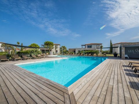 The residence Les Villas de Porto-Vecchio offers the perfect mix of turquoise sea, fine sand and small shops (less than 5 minutes away by car). If you want to shop, relax in a bar, eat by the sea or just enjoy the azure blue sea of Corsica, then you'...