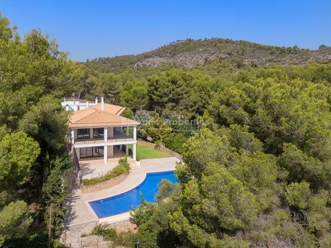 Exceptional sea view villa in Paguera This luxury villa has recently been renovated and lies just by the bay of Cala Fornells by Paguera, Mallorca. The spacious and luminous villa is divided over two floor with the main house, guest apartment and sep...