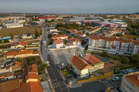 We present this investment opportunity with a privileged location in the vicinity of Sintra, an area with a strong expansion in terms of tourism and services. It is a building in total property, with allocation of services/commerce, with two floors, ...